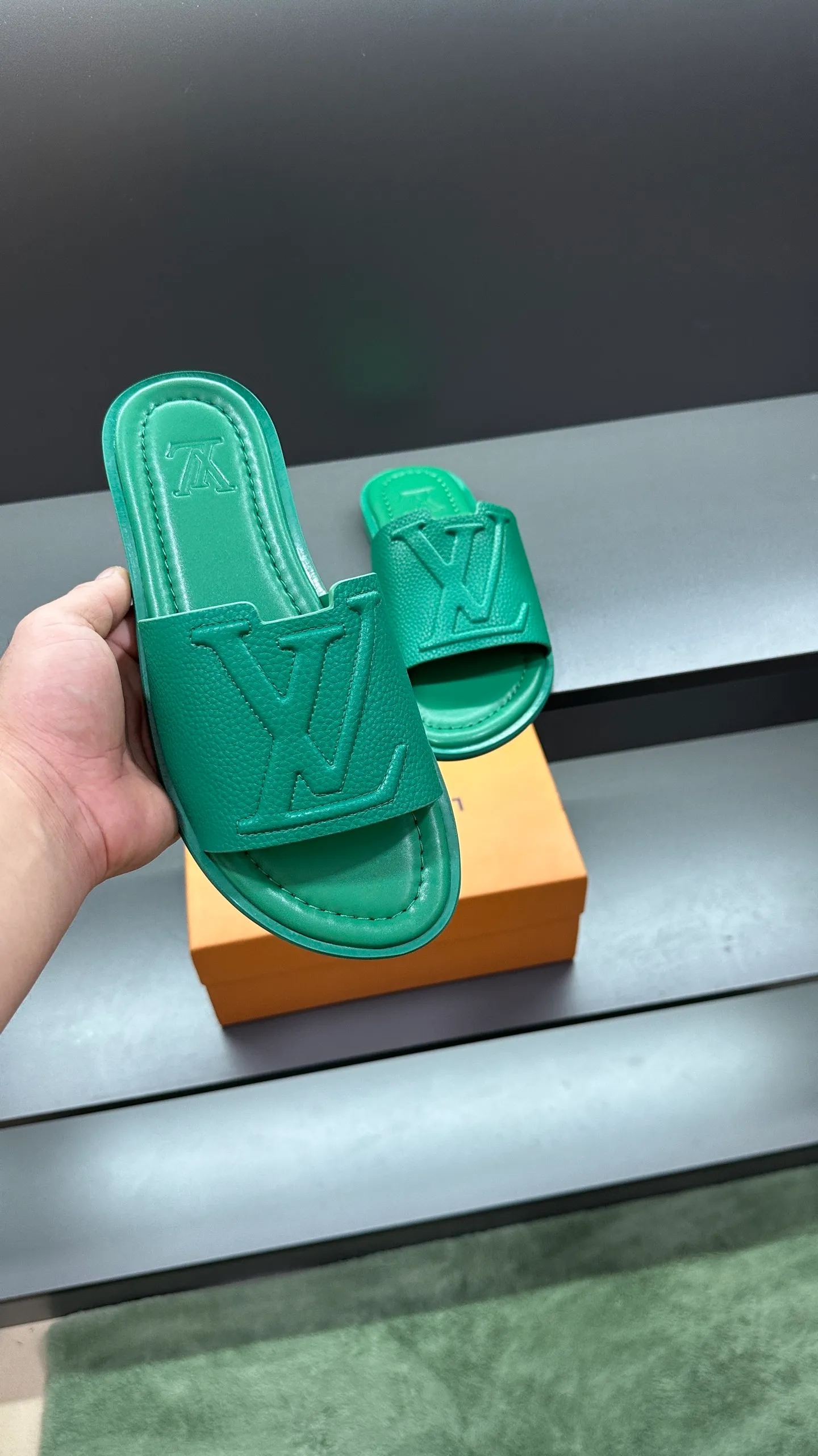 P300 🔍LV Men's Spring and Summer Slippers Counter Synchronization. The uppers are imported cowhide fabrics from Italy, with logo graphics and high-quality craftsmanship. Soles: original soles specially provided by the original factory. Exclusive movable molded soles are super comfortable. Original factory follow-up orders. 🔍🔍High quality. You can enter and leave the counter at will. Welcome to compare. Code number 38-45 No. 058